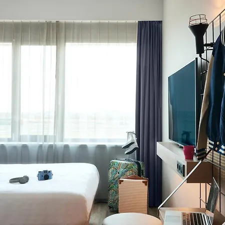 Moxy Amsterdam Schiphol Airport 4*