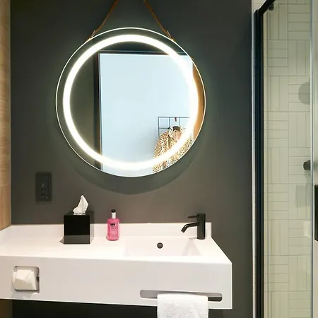 Hotel Moxy Amsterdam Schiphol Airport 4*