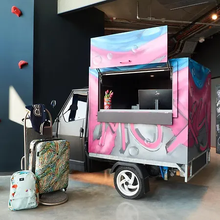 Отель Moxy Amsterdam Schiphol Airport Хоофддорп