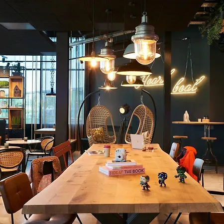 Moxy Amsterdam Schiphol Airport Хоофддорп