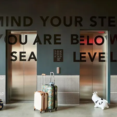 Moxy Amsterdam Schiphol Airport Хоофддорп