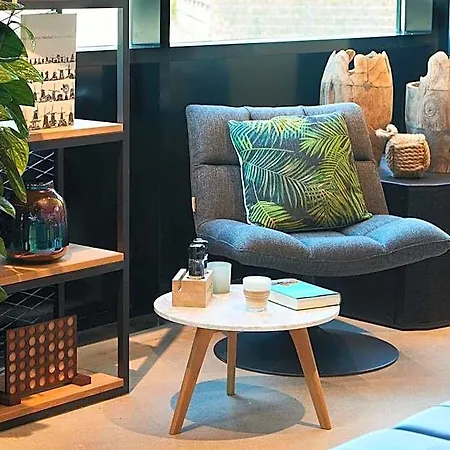 Moxy Amsterdam Schiphol Airport Szálloda 4*