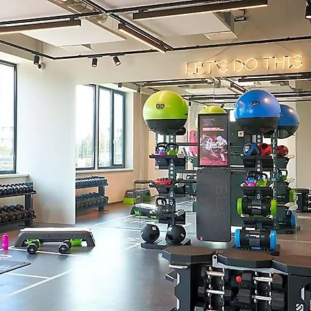 Moxy Amsterdam Schiphol Airport Szálloda 4*
