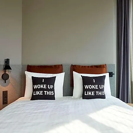 Moxy Amsterdam Schiphol Airport Szálloda 4*