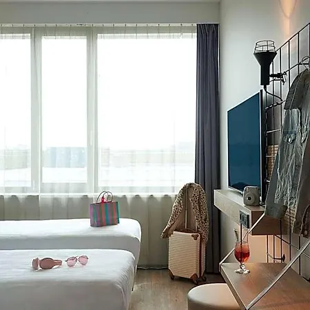 Moxy Amsterdam Schiphol Airport 4*