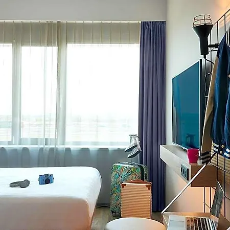 Moxy Amsterdam Schiphol Airport Szálloda 4*