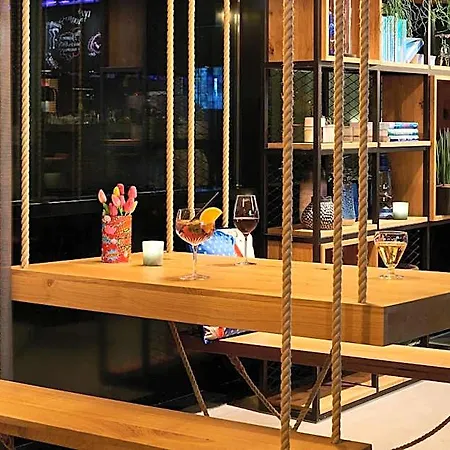 Moxy Amsterdam Schiphol Airport Szálloda 4*