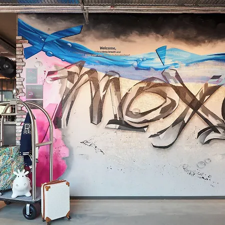 Moxy Amsterdam Schiphol Airport Hotel 4*