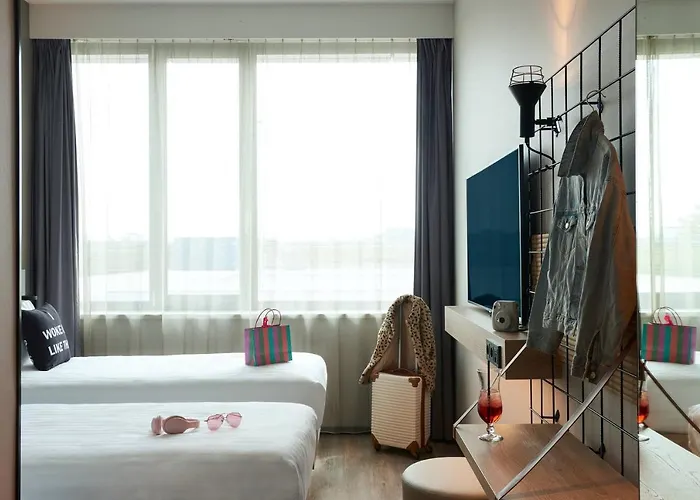 Moxy Amsterdam Schiphol Airport Отель Хоофддорп