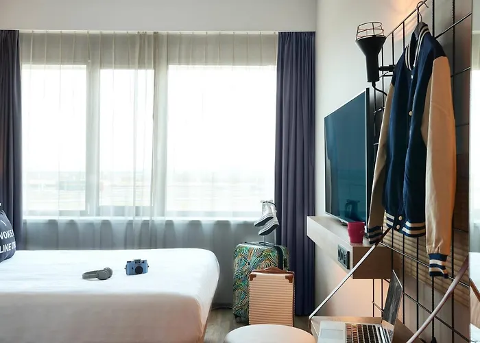 Moxy Amsterdam Schiphol Airport 4*