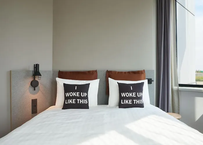 Отель Moxy Amsterdam Schiphol Airport Хоофддорп