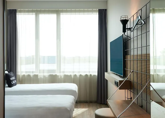 Moxy Amsterdam Schiphol Airport 4*