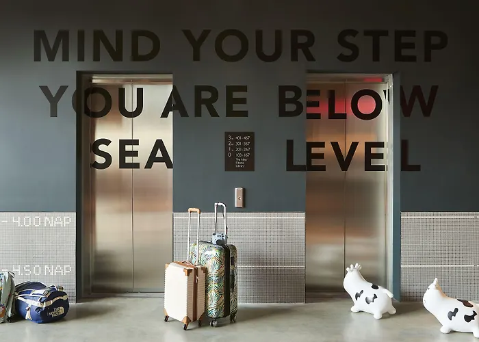 Moxy Amsterdam Schiphol Airport 4*