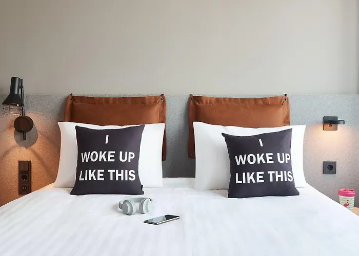 Отель Moxy Amsterdam Schiphol Airport Хоофддорп