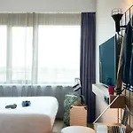 Moxy Amsterdam Schiphol Airport 4*