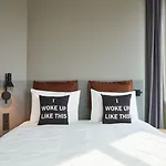 Hotel Moxy Amsterdam Schiphol Airport