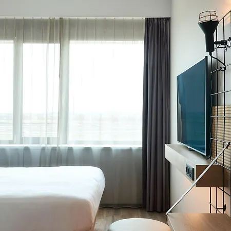 Hotel Moxy Amsterdam Schiphol Airport 4*