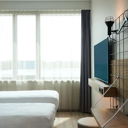 Moxy Amsterdam Schiphol Airport 4*